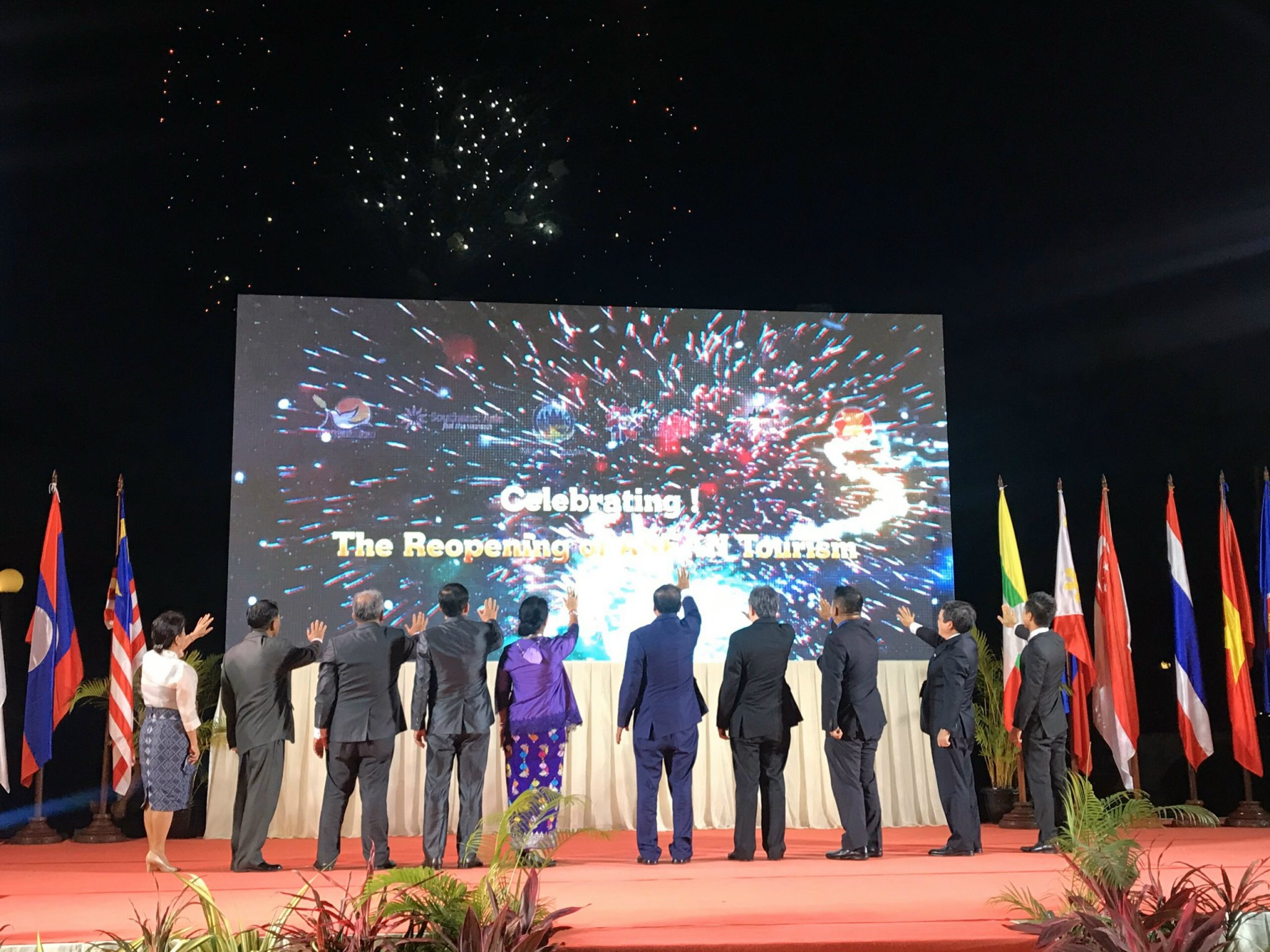 Nghi thức bấm nút chào mừng Du lịch ASEAN mở cửa